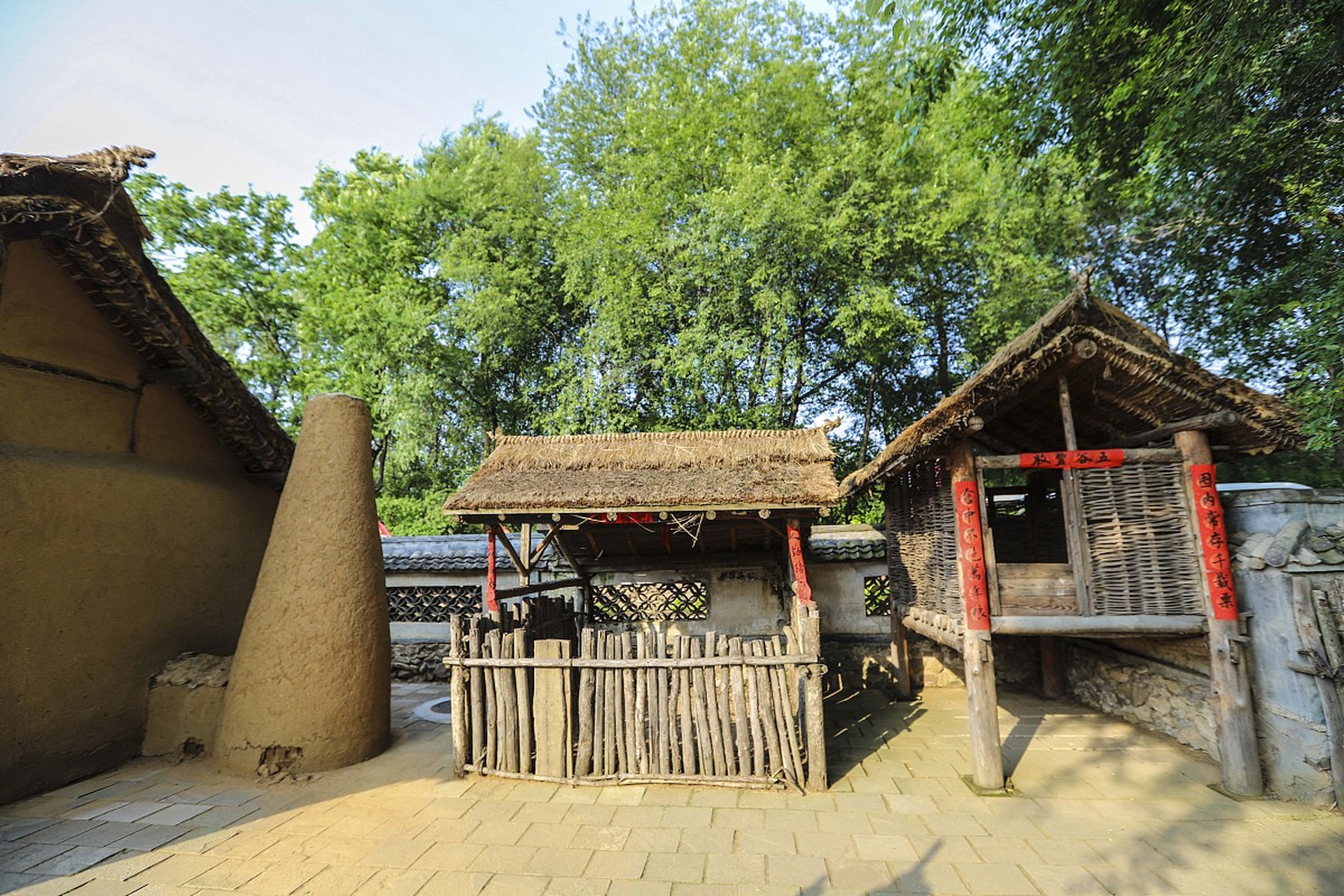 沈阳满族民俗村是一个融合了满族传统文化,田园风光和文化特色的旅游