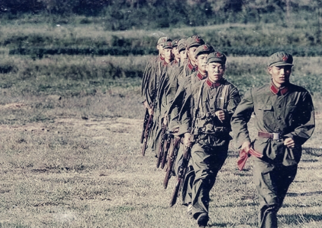 老照片:一组40年前珍贵的彩照,还记得这身65式军装吗?