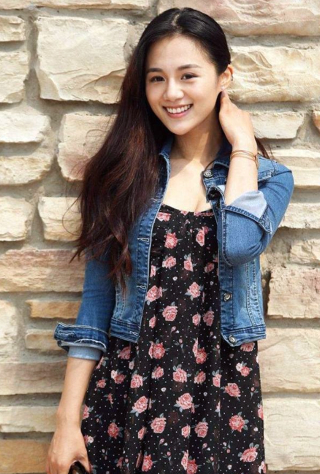 安悦溪太敢穿了,裤子颗纽扣全开了,网友:看了都不好意思了