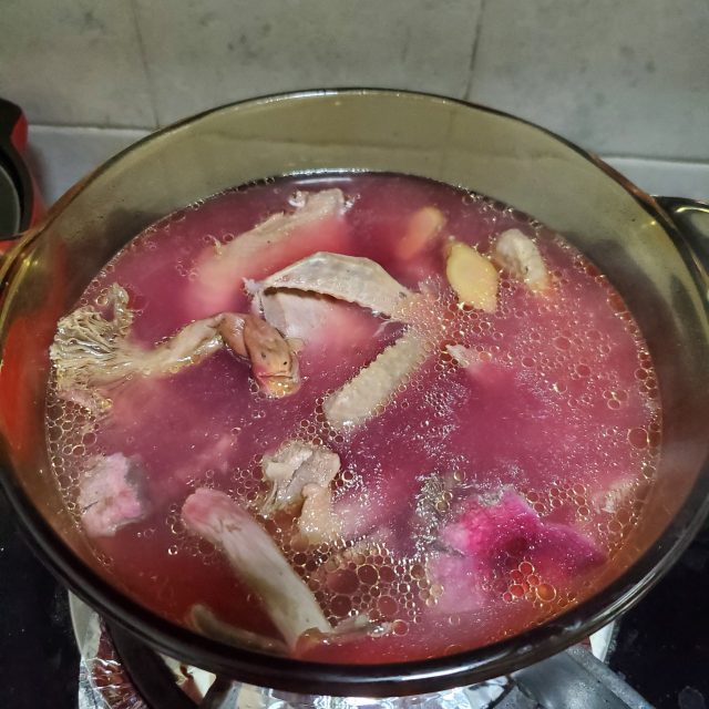 红菇鸽子汤,口感鲜美,味道芳香浓郁,一点都不腻