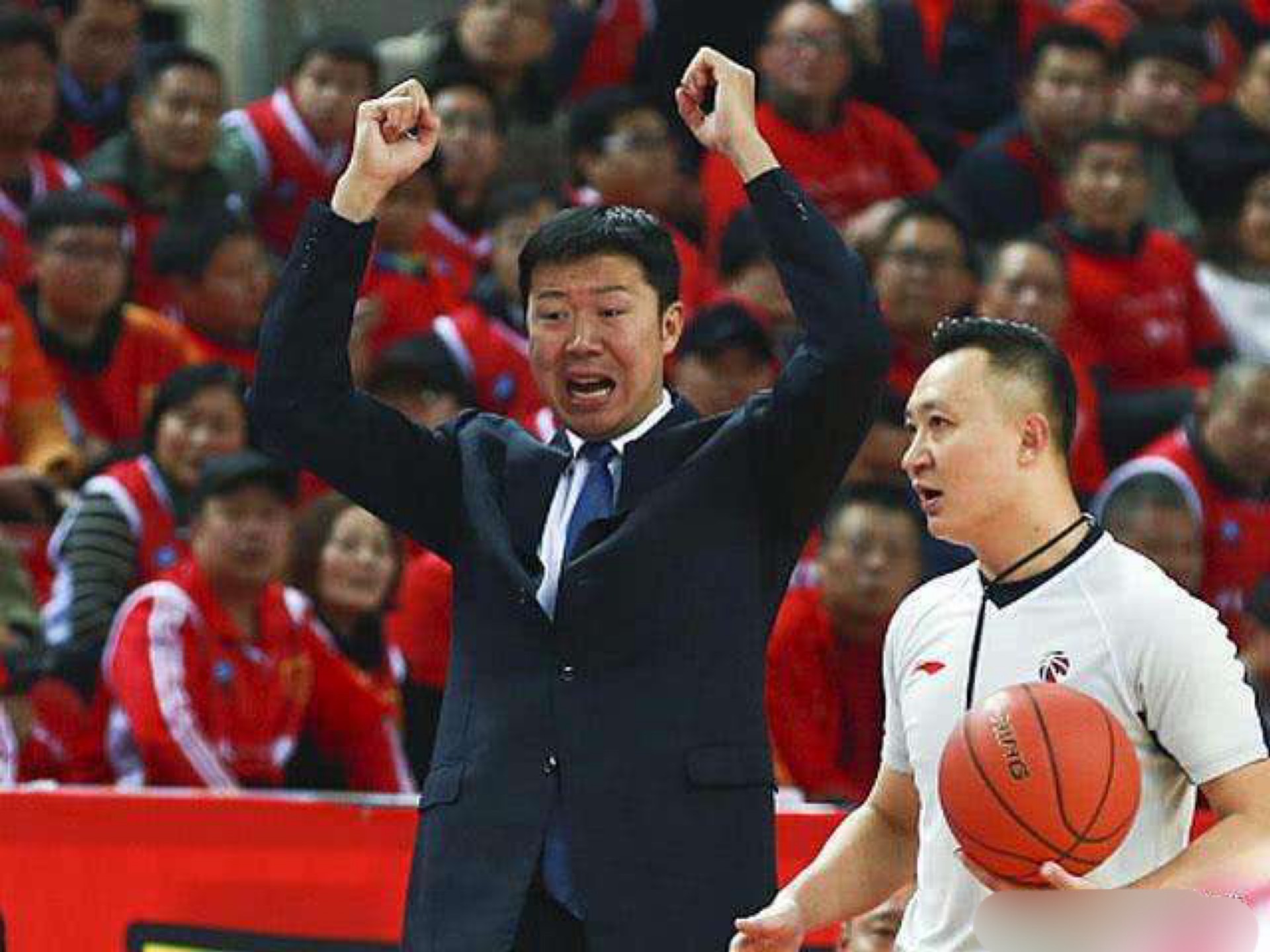 八一终于赢球!顶撞大郅的雷蒙没有上场,却现身饭店!被禁赛?