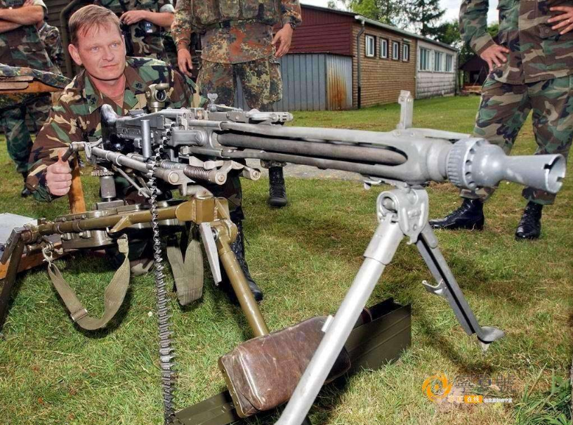德国mg42机枪有多恐怖?每分钟1500发射速,美国新兵蒙圈了!