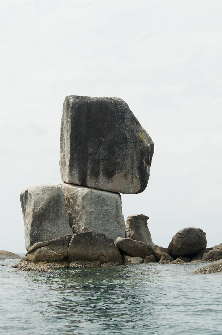 垦丁白沙湾海滩 白沙湾海滩以其细软的白沙滩和清澈的海水而著名,是