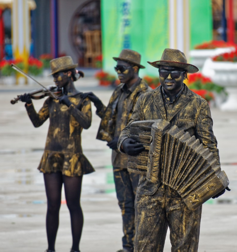 在城市广场或旅游景区看到这些"活雕塑"很多人都不敢贸然拍照?