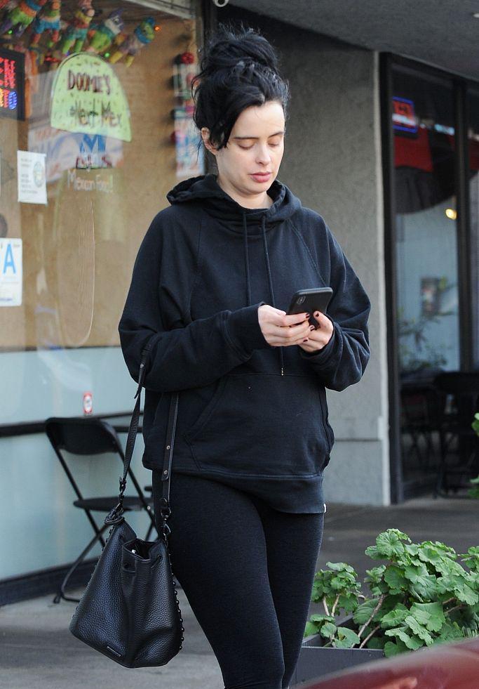 准妈妈克里斯滕·丽特素颜现身街头 休闲宽松装扮孕肚不明显