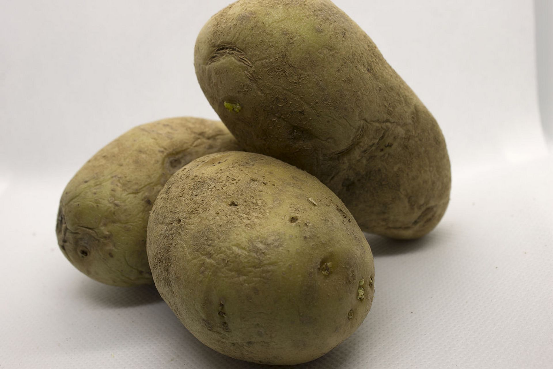 土豆在储存过程中,如果长时间受到光照,表层会产生叶绿素,以进行光合