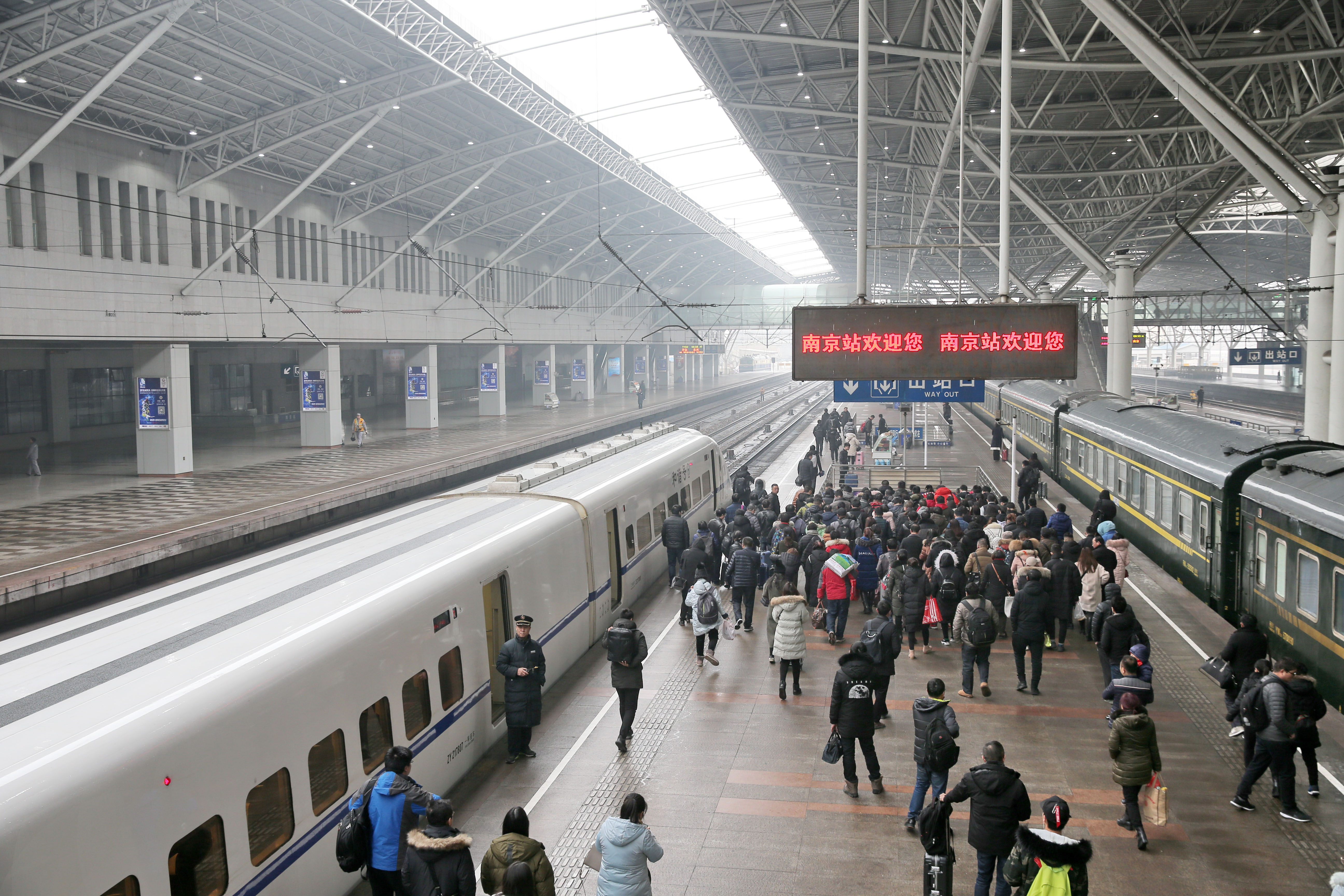 1月4日,一列和谐号列车驶离山东烟台火车站.新华社发(初阳 摄)