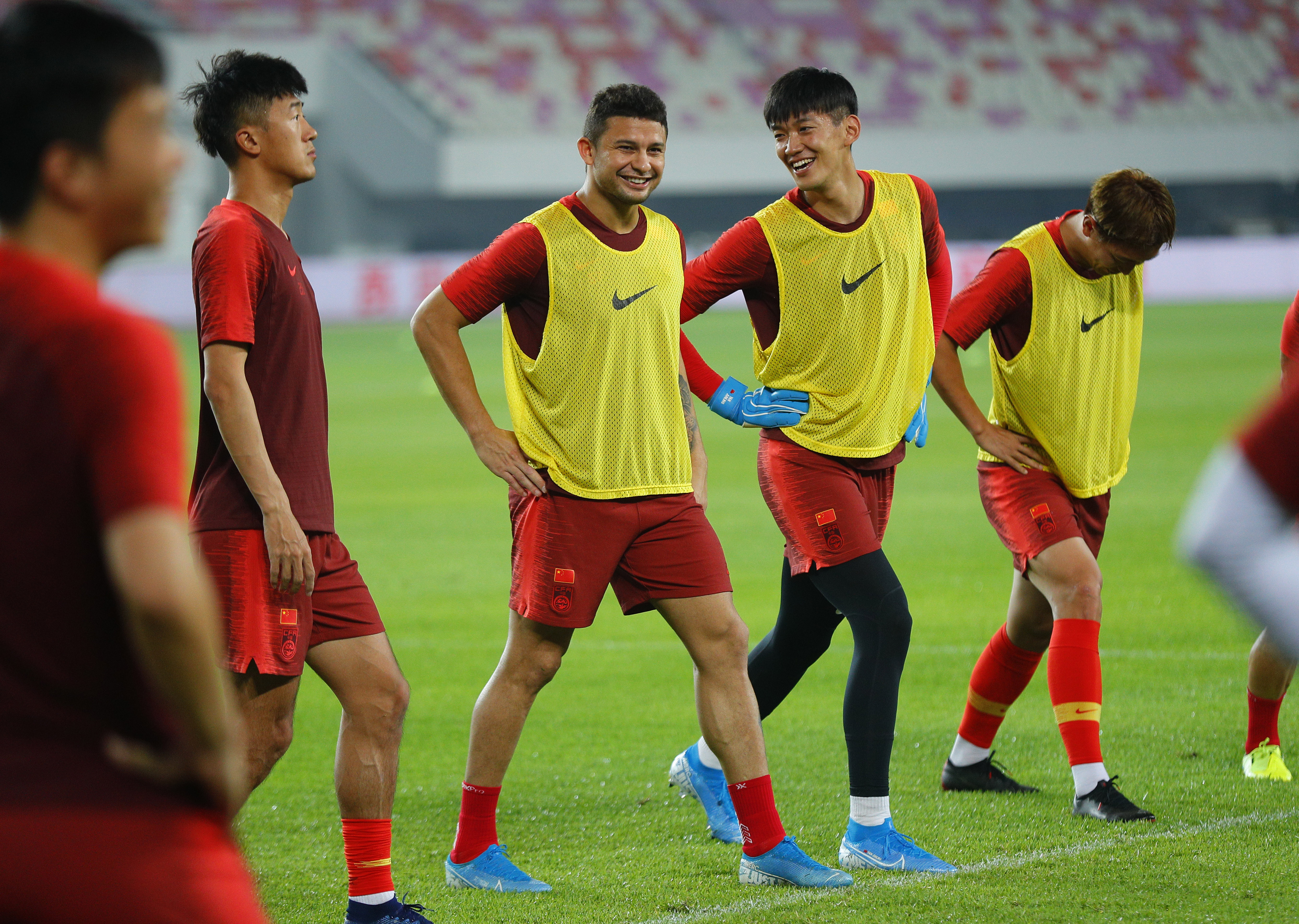 足球——世预赛第二轮:中国队赛前训练(2)