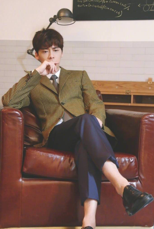 霸道总裁李易峰坐姿好苏啊~"衣香鬓影 清雅矜贵"抵挡不住的贵公子气质