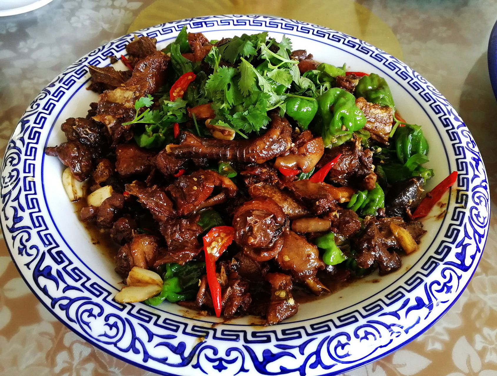 欢迎来到农村美食课堂,今天我要教大家怎样做一道家常美食——布袋鸡