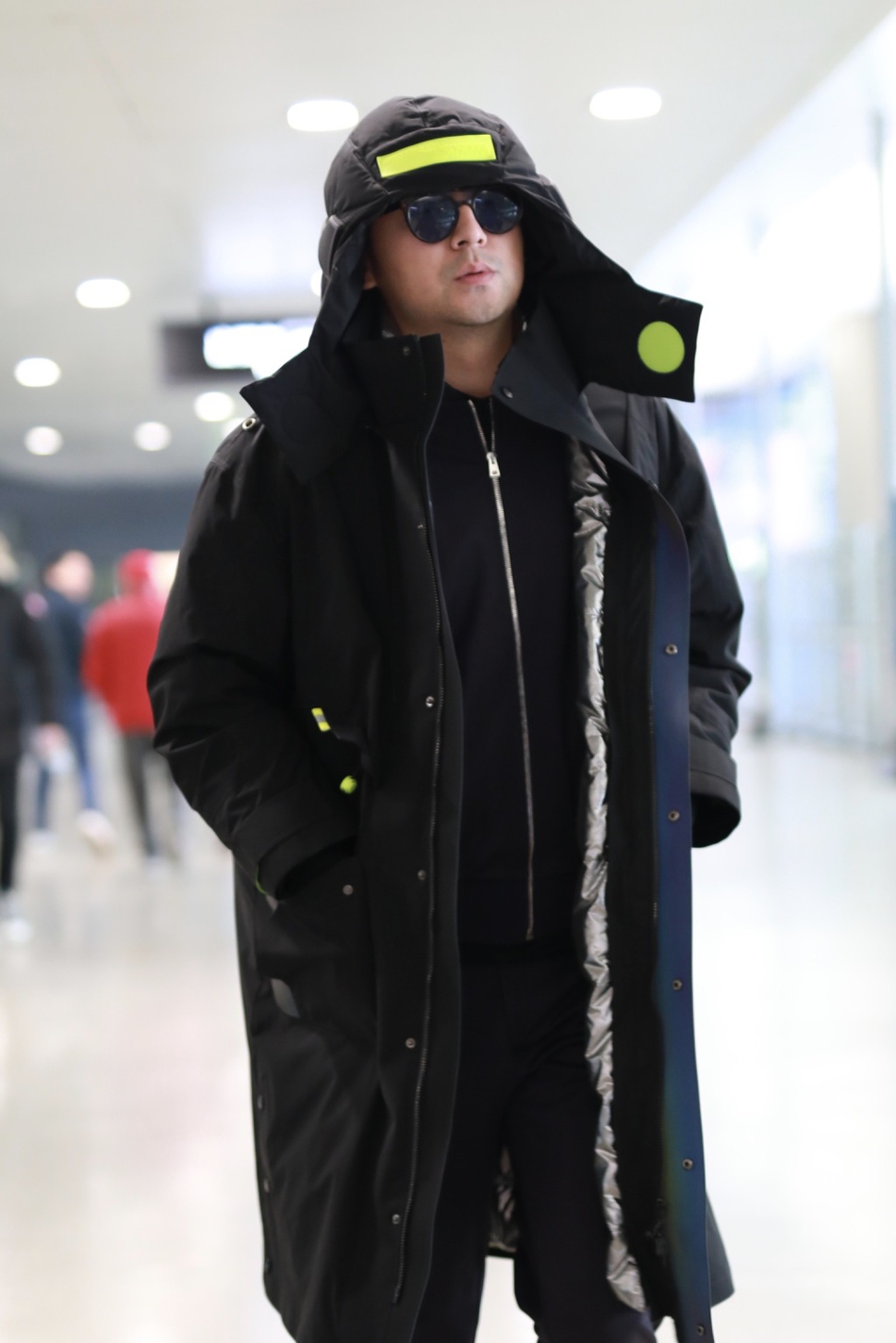 组图:雷佳音穿黑外套戴大帽子低调搭机 抿嘴快走大步流星