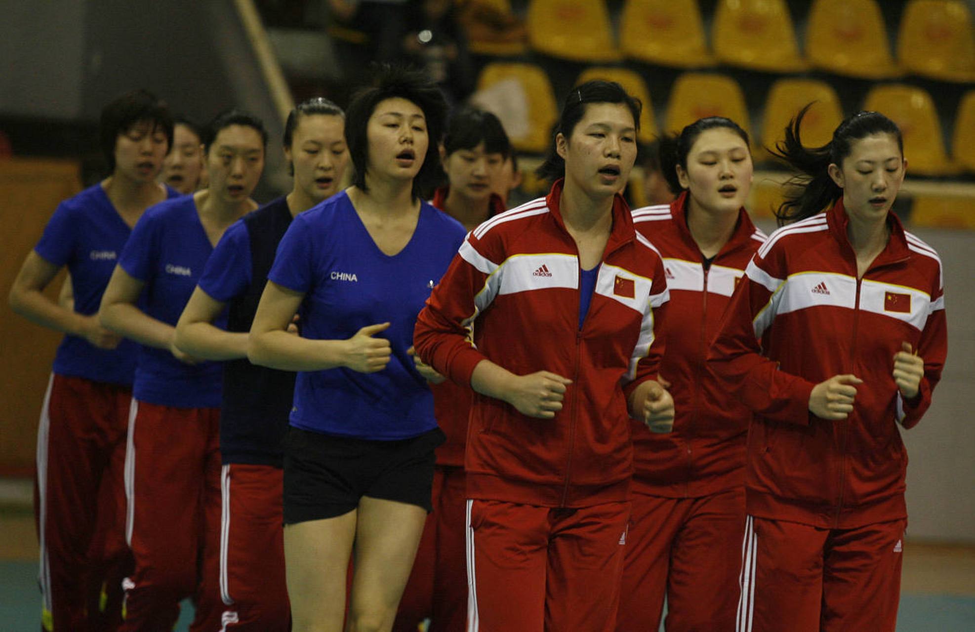 中国女排教练团队合影  中国女排在世界女排联赛中逆转战胜美国队