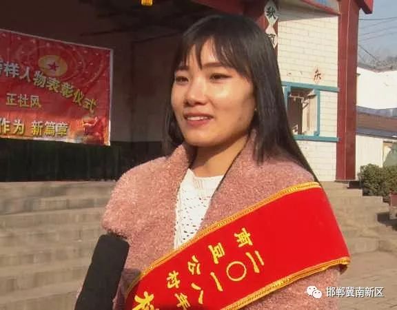 在南豆公村文化广场,辛庄营乡有关人员和村"两委"班子成员先后为"好