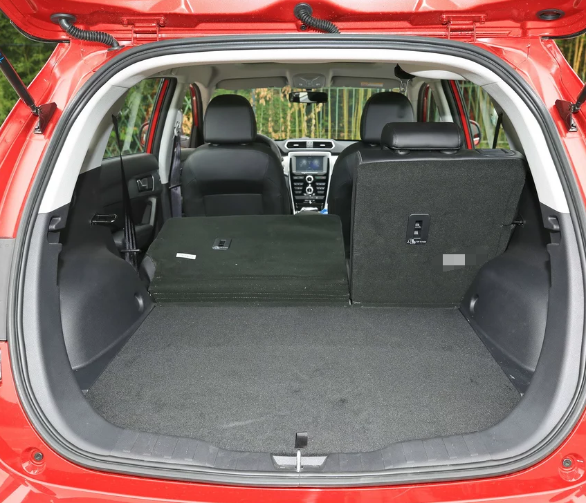 这款车的后备箱的空间还是很不错的,对于家庭旅游来说还是够用的