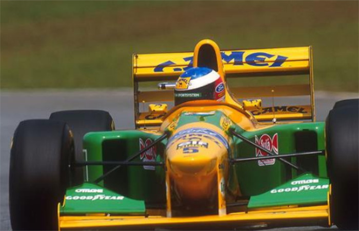 贝纳通车队驾驶室对赛车手提供了紧凑而又合理的活动空间使赛手可以