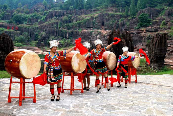 "悬崖上的苗鼓表演"传承民族文化的湘西苗鼓!