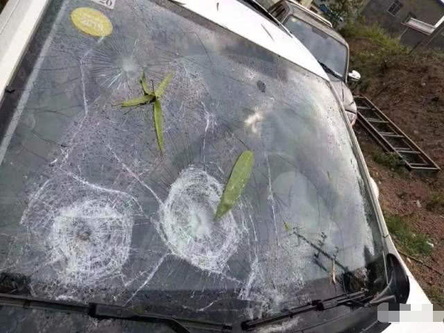 云南昆明一场冰雹,"纸糊车"露出马脚,车主气得想砸车