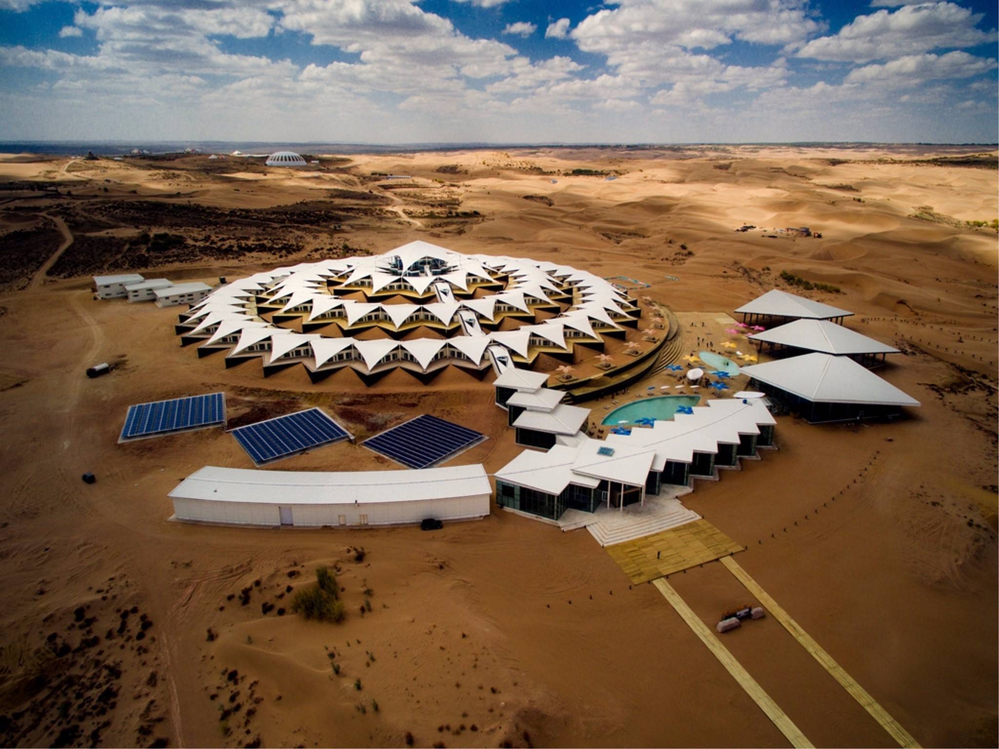 内蒙古莲花宾馆,是地球上的唯一不用砖,瓦,等建筑材料而建造的绿色建