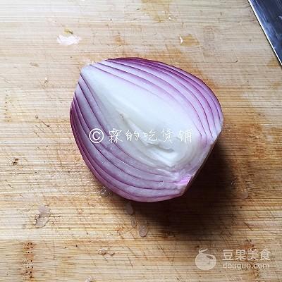5,切四分之一个洋葱.