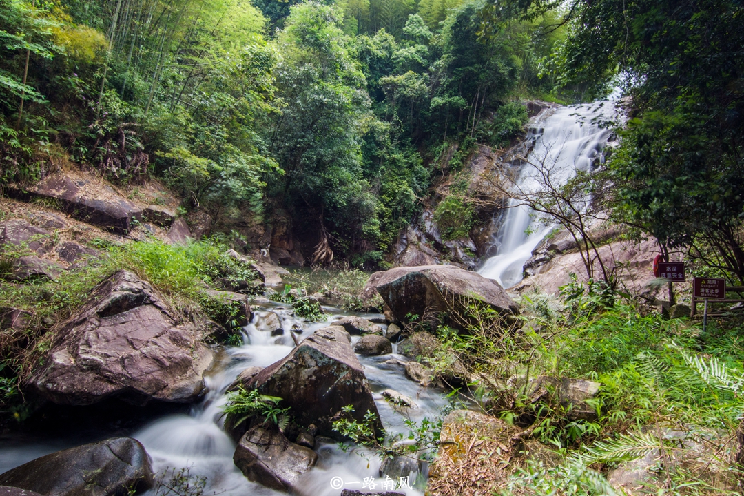 千泷沟大瀑布景区位于广州市从化区良口镇锦村,景区内最引人注目的是