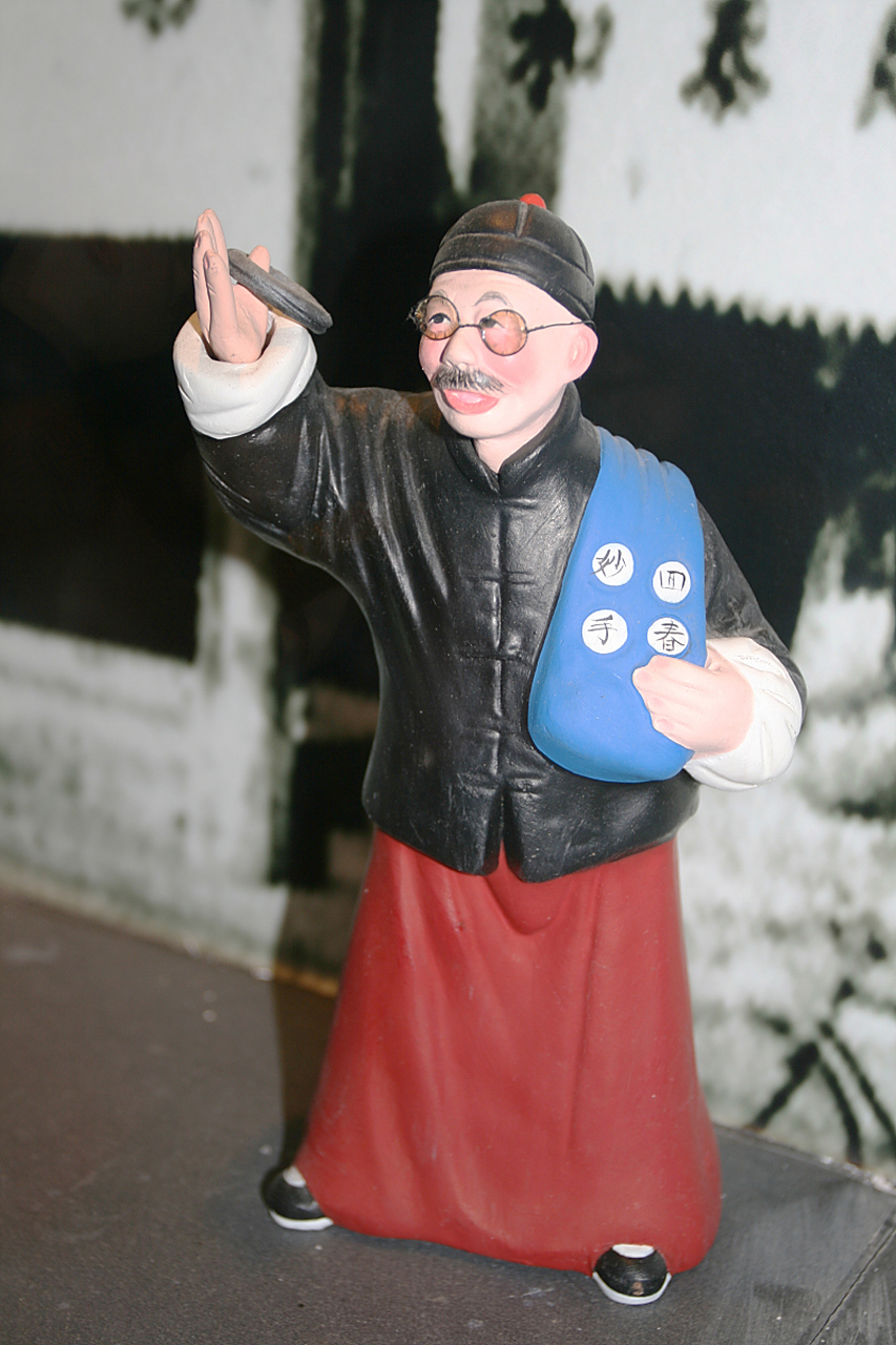 王利发:真的?你可真要发财了!  唐铁嘴:我改抽"白面"啦.