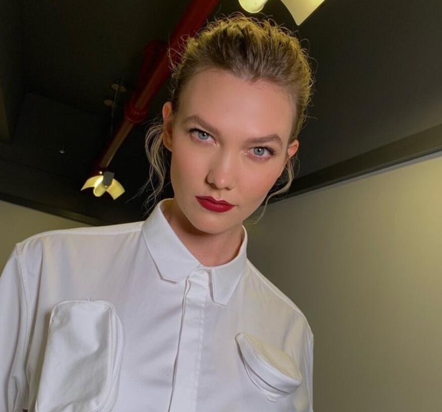 不仅仅学编程,小kk还创立了自己的饼干品牌,所有获得的款项都用来帮助