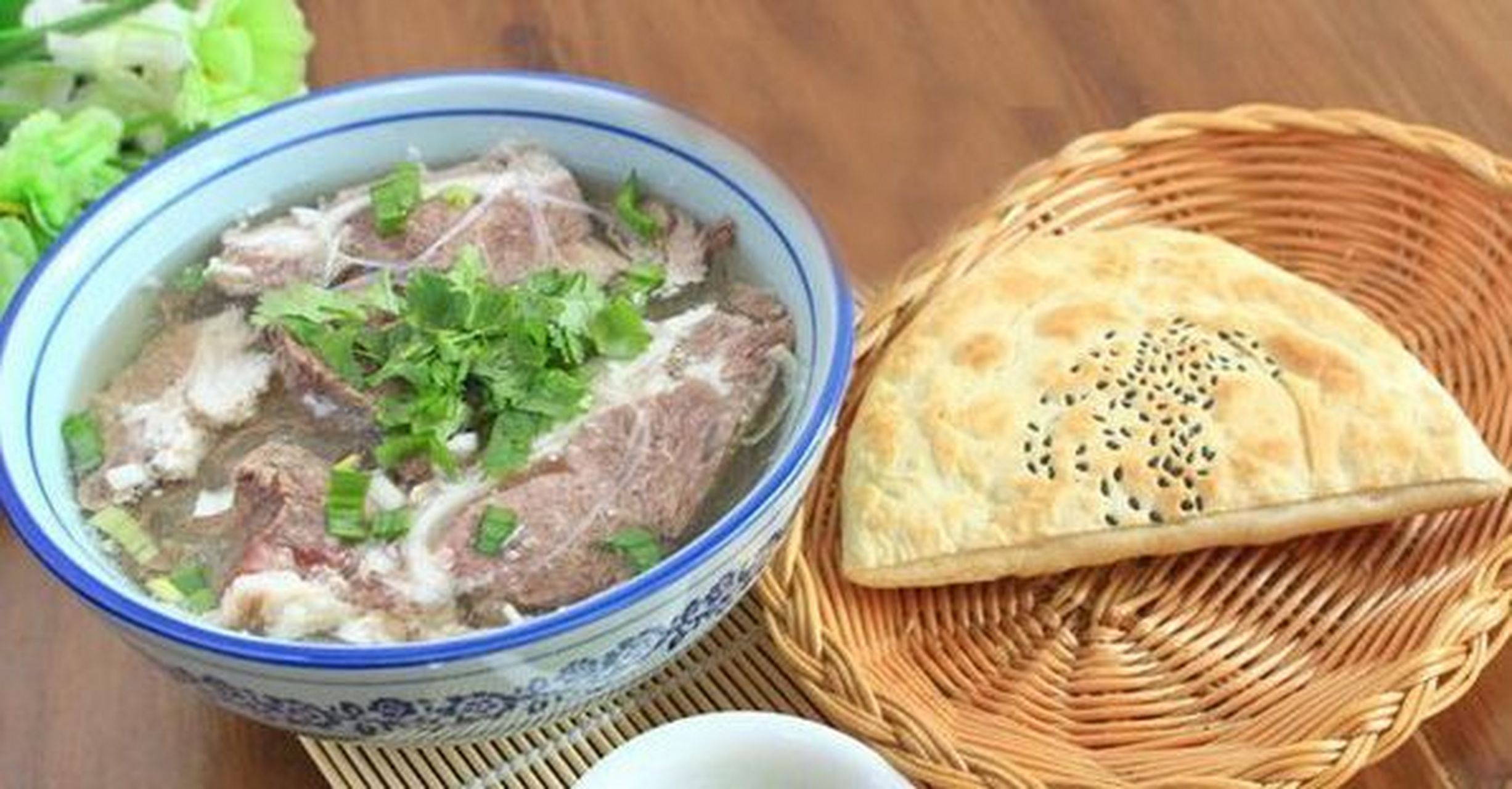 城市身边事#【西安美食】水盆羊肉:水盆羊肉的做法非常讲究,要用肥葺