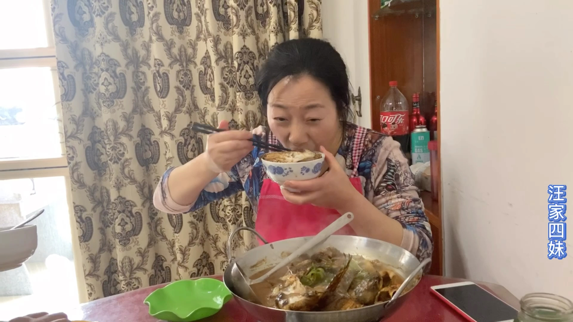 鲶鱼5元钱一斤?苗苗买回家用农村的方法红烧,汤汁太费米饭了