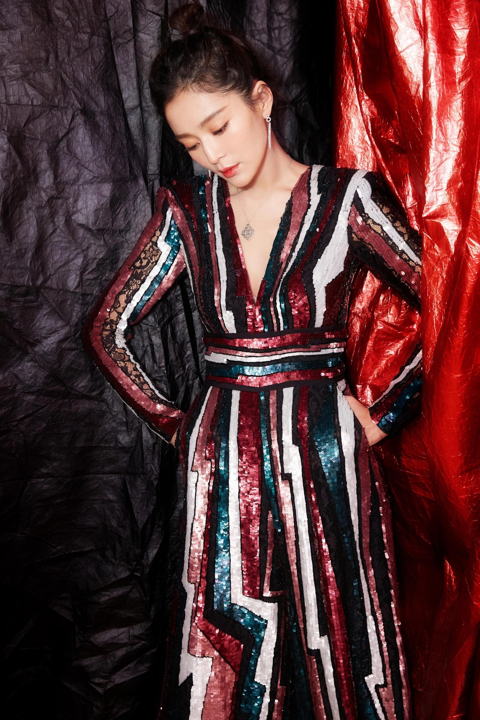 2018微博之夜红毯辣评:王媛可鱼鳞连体裤闪亮登场