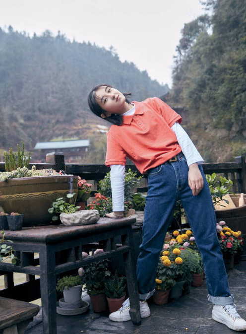 18岁张子枫牛仔裤搭配t恤,穿搭清新少女,网友:是青春的味道!