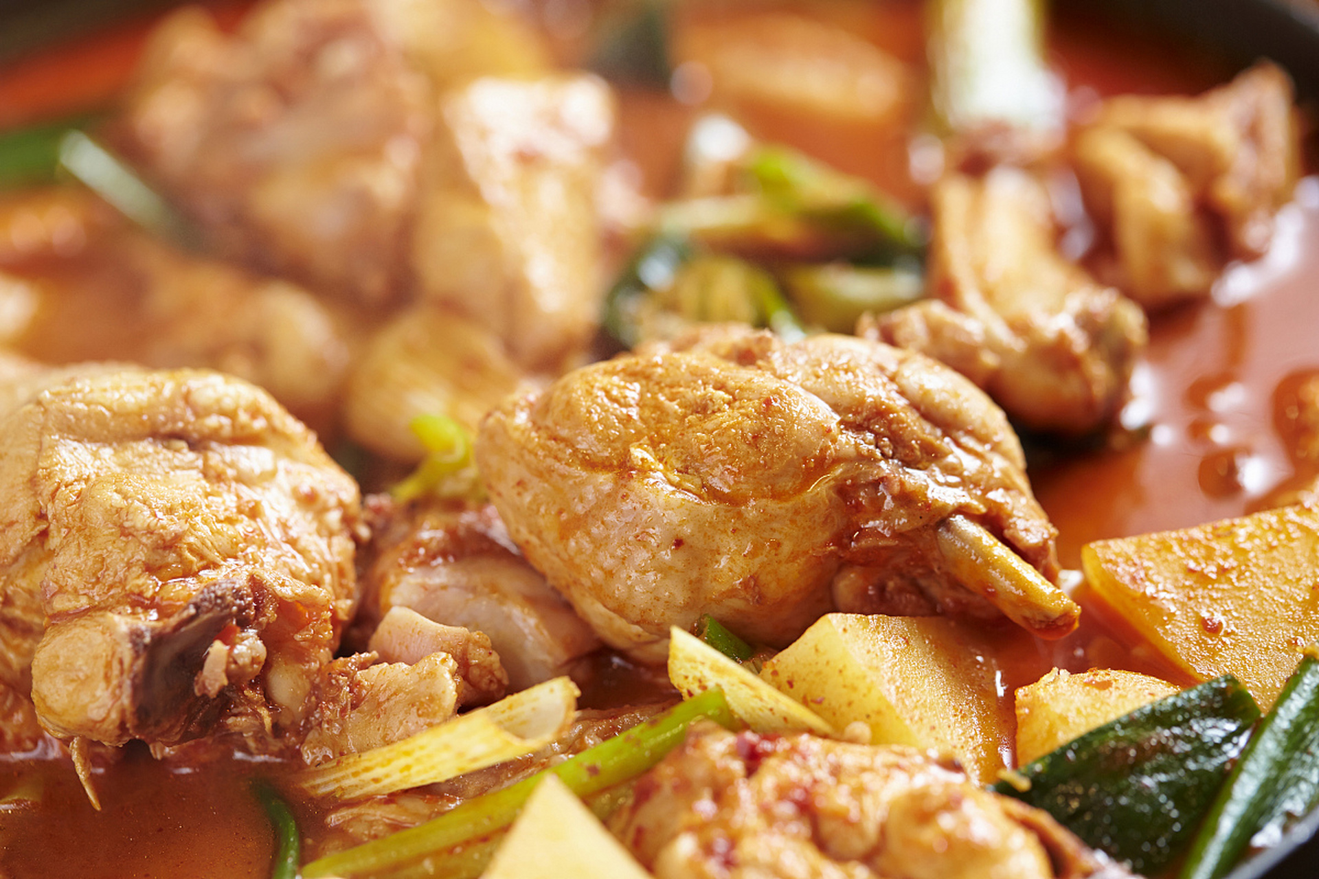 黔菜中有一道"骟鸡点豆腐",鸡和豆腐是老百姓日常生活中常见的食材