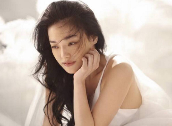 舒淇之前照片曝光,脸上虽带有少许雀斑,但掩盖不了她的女神气质