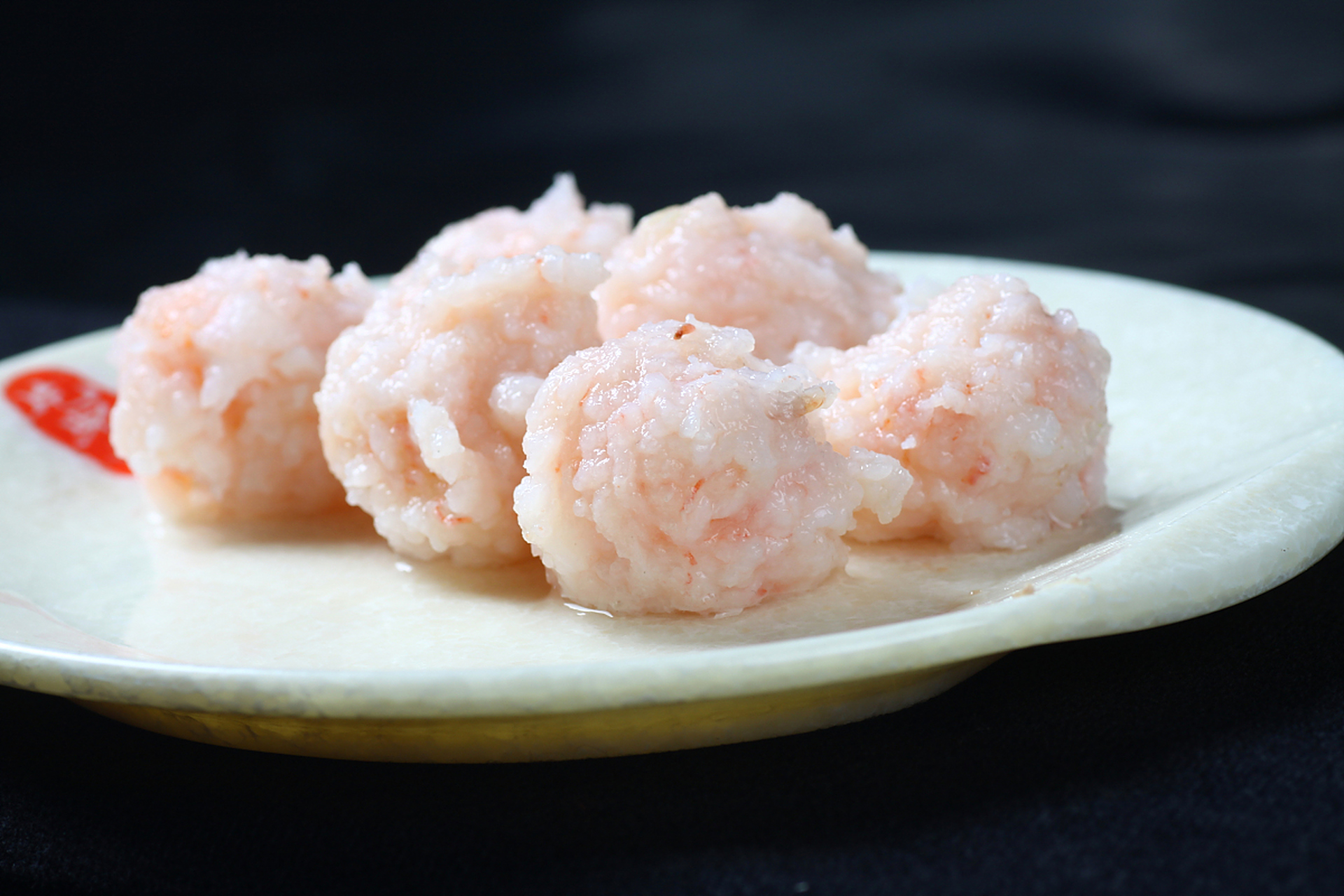 首先,我们需要准备鸡肉和鸡蛋.