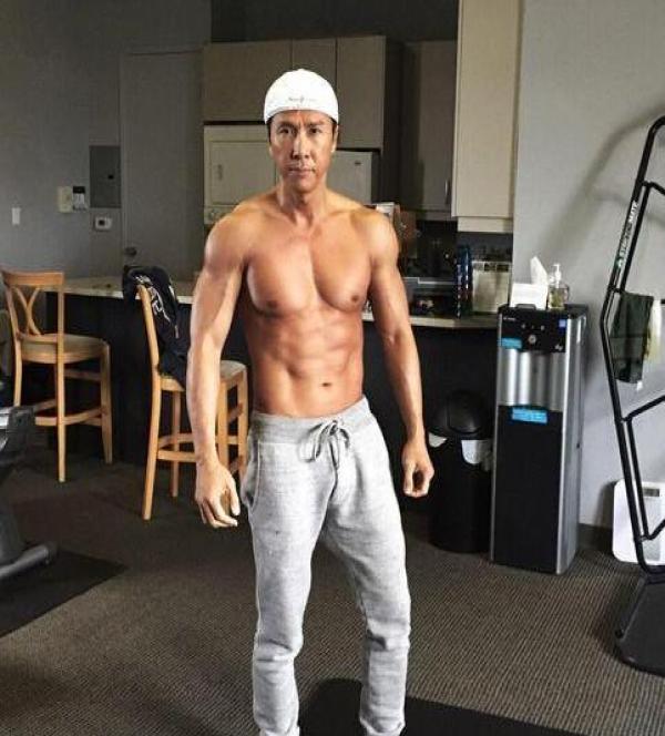 6位功夫巨星的肌肉比拼, 李小龙的蝙蝠背太吓人!