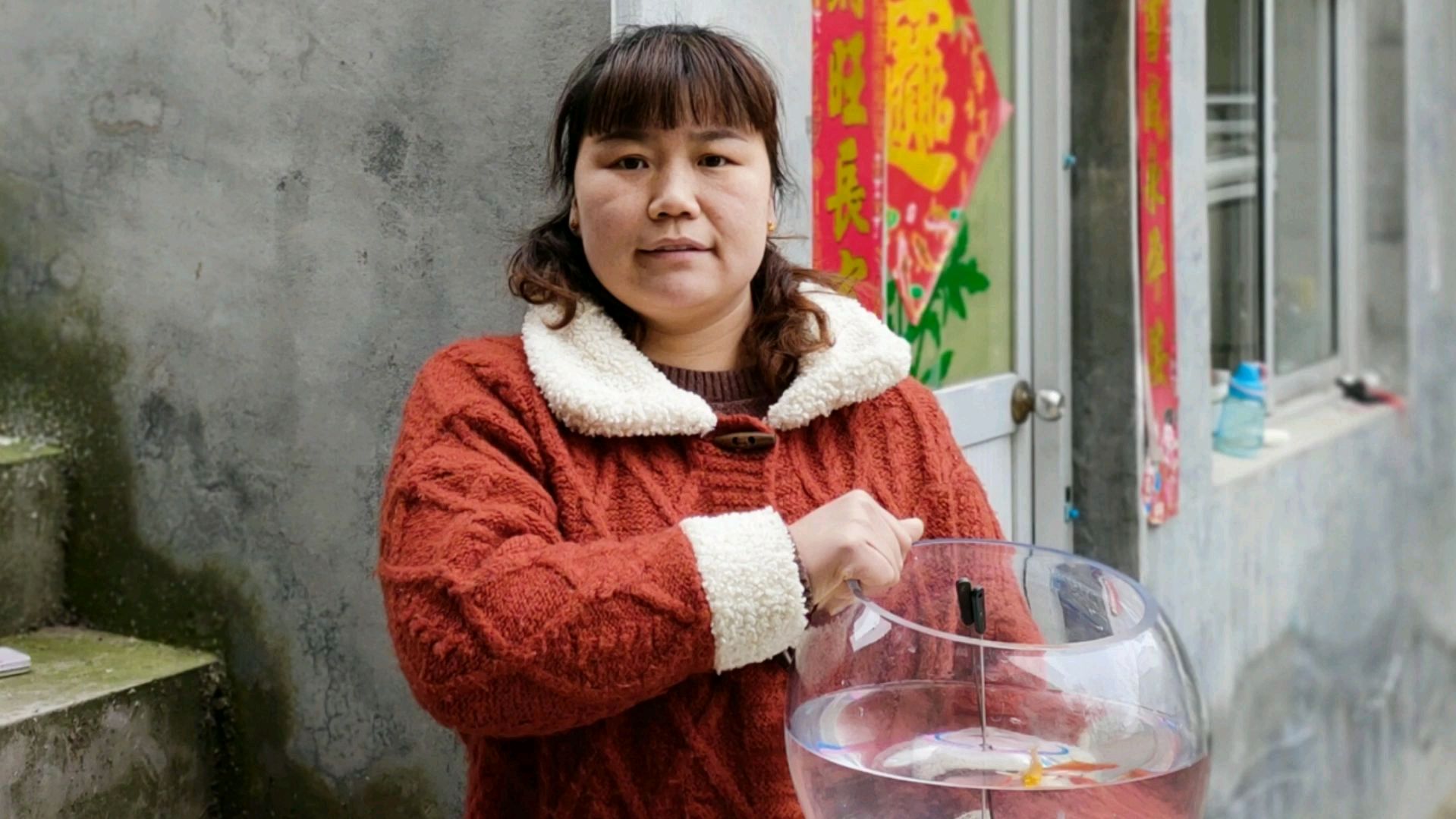 今天逢会,买了鱼缸回家,清洗放金鱼,全家开心的不得了