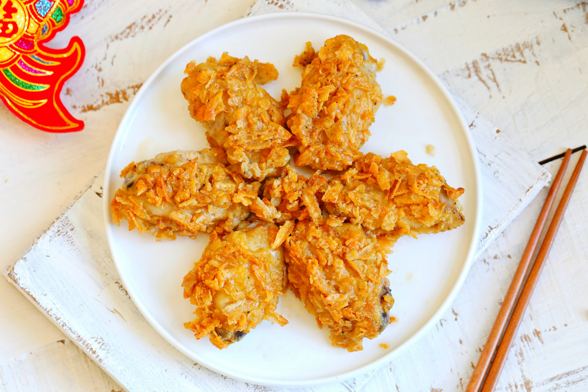 这菜寓意大鹏展翅,外酥里嫩,轻轻一碰就掉渣,招待客人有面子