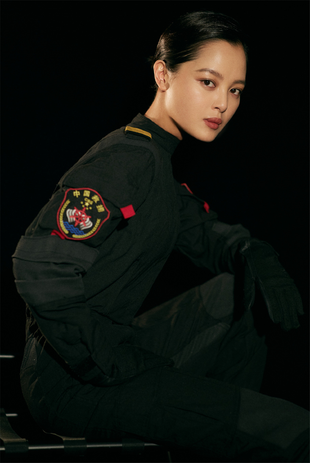 辛芷蕾电影《紧急救援》制服造型,英姿飒爽,酷感十足