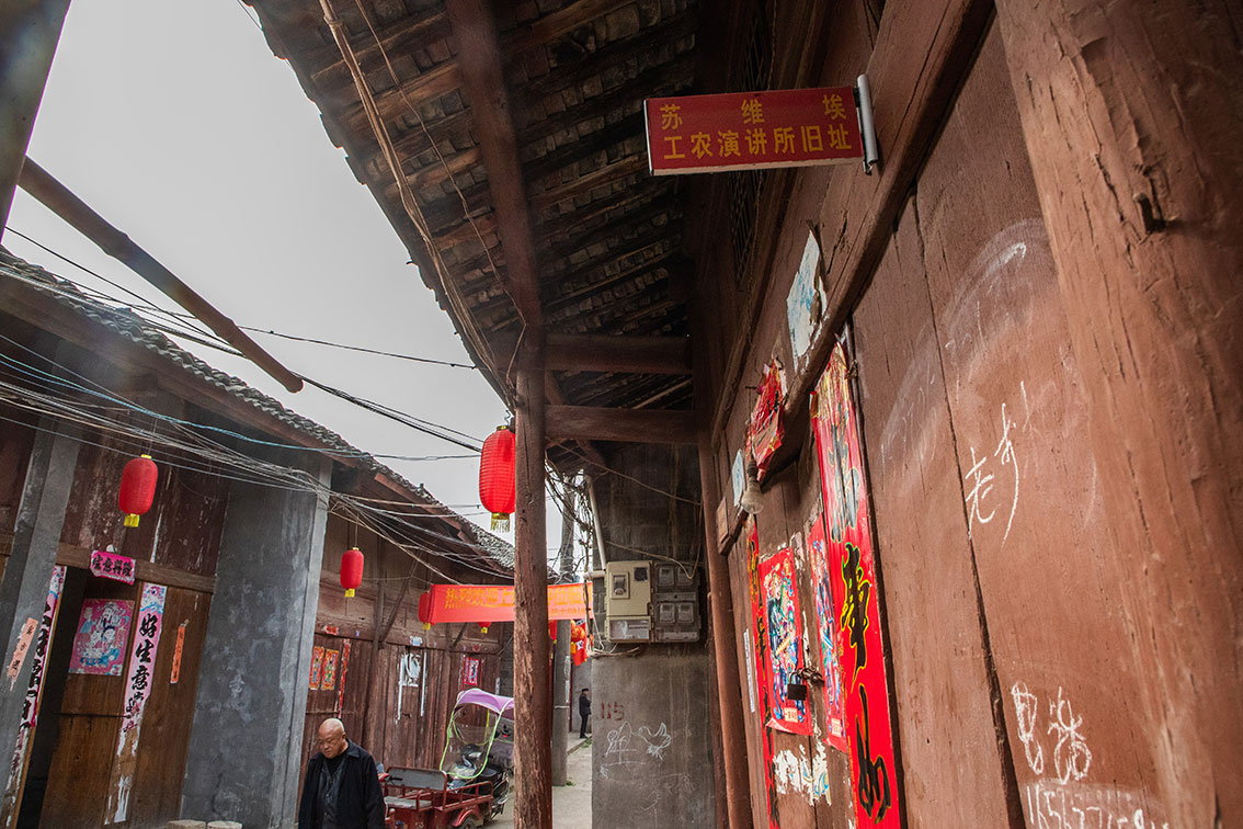 白雀园的香炉山上矗立一座白雀园殉难烈士纪念碑,由徐向前亲笔题名