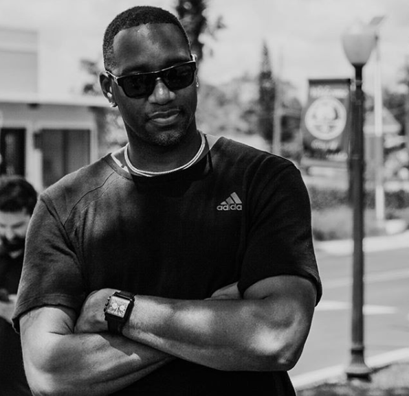 麦迪社媒晒黑白帅照:少说点,多笑笑