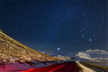 天上有许多的小星星在向我眨着眼睛,密密麻麻的又亮,又美.