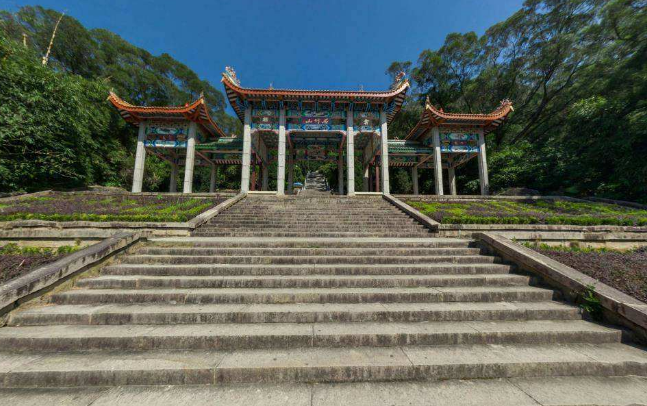 由索道上站再往前不远便是半山腰的石竹寺,石竹寺是一座佛道共存的古