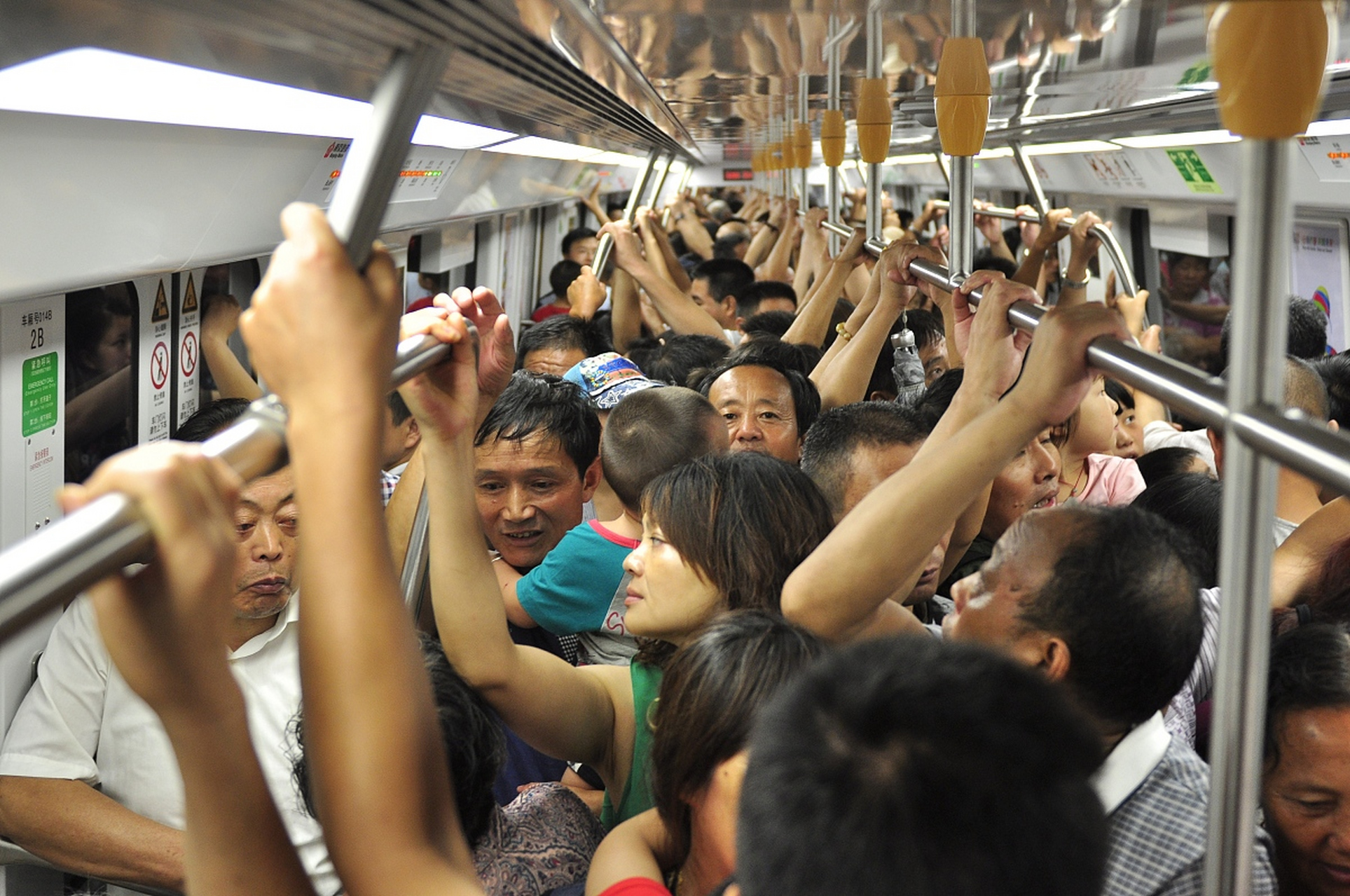 西安地铁让座风波嗖地一声上了热搜.