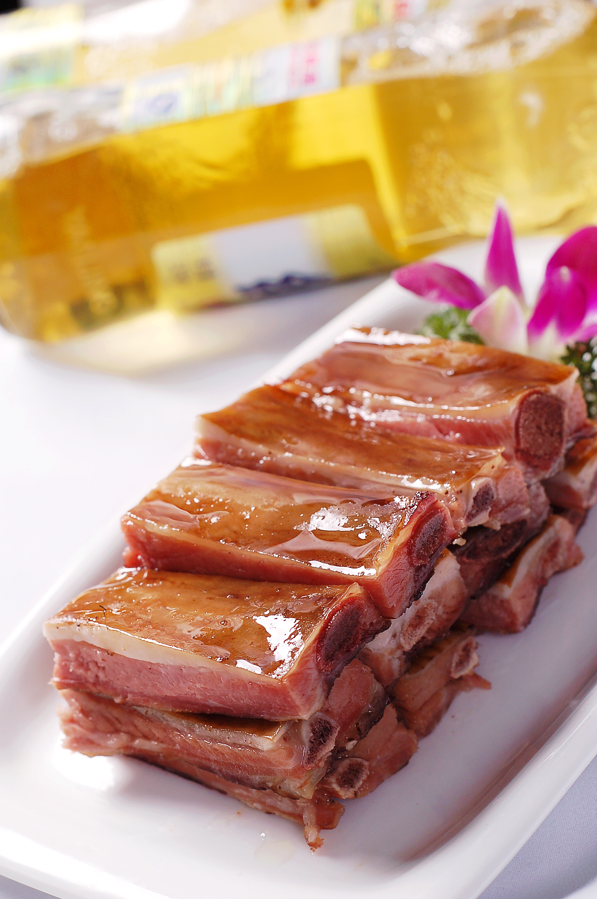 腊排:腊排的味道十分好吃,一块块的摆放在盘中也十分的精美,是一道色