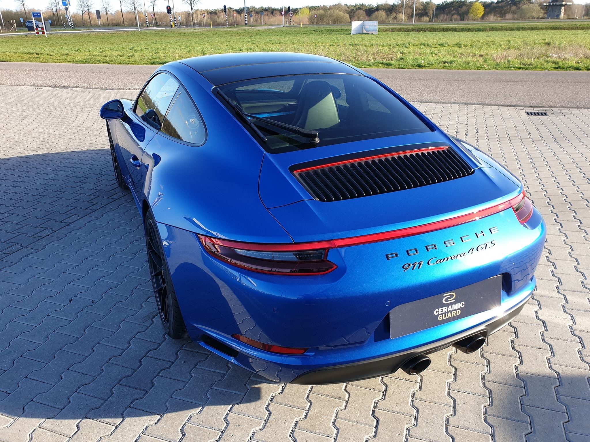 全新保时捷 911 gts蓝色的外观