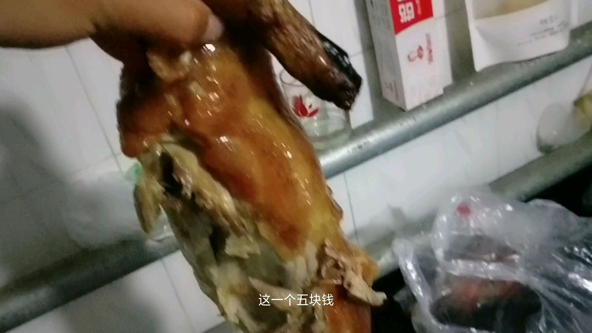 美团小哥下班回家,花5块钱买个鸭架,回家加工一下,又便宜,又好