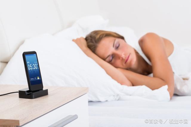 睡觉时,长期把手机放床头影响健康吗?答案可能出乎你