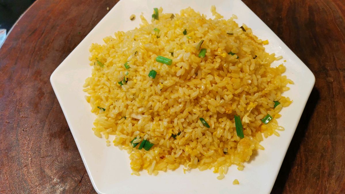大厨教你“黄金炒饭”家常做法,米饭粒粒……