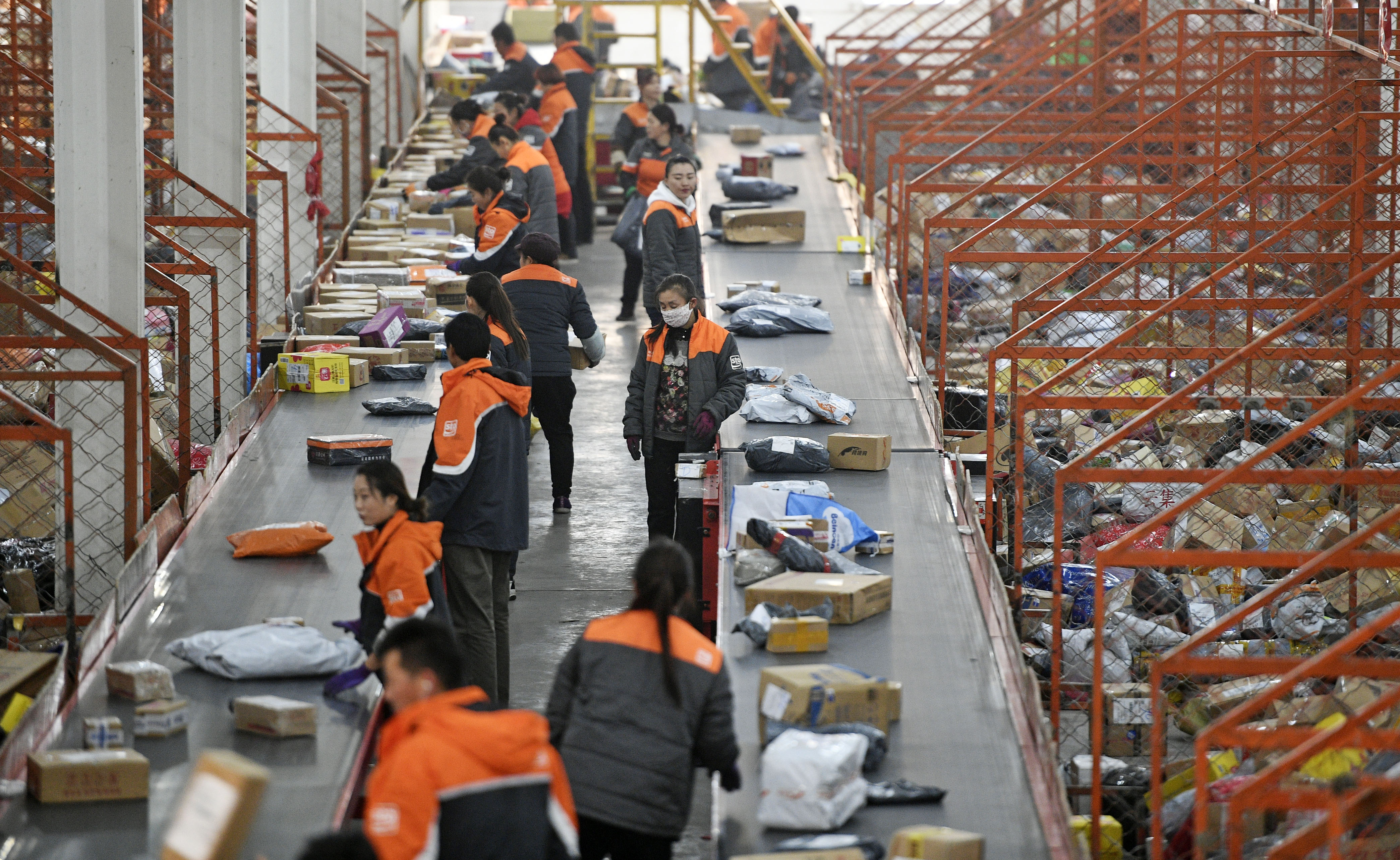 11月12日,宁夏银川市一家快递公司的工人在分拣快件