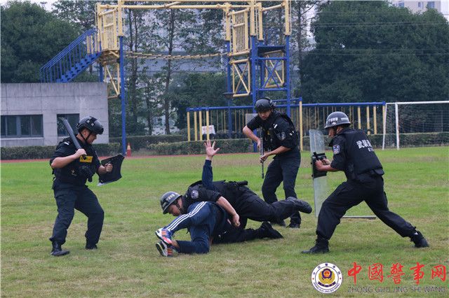 宁波巡特警组织开展"警营开放日"活动