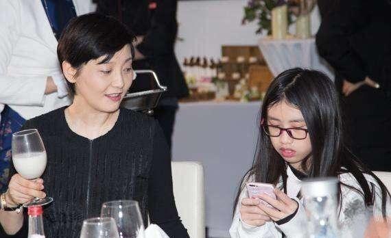 陈坤领养孩子,冯小刚领养孩子,只有她领养孩子却被网友痛骂!